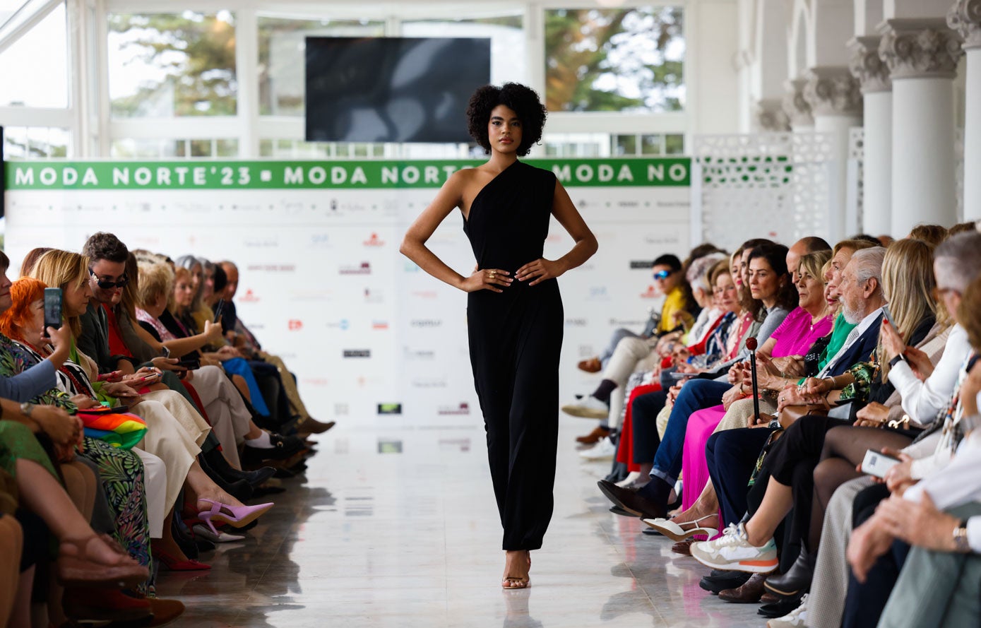 La modelo Catalina Castaño durante el desfile de Juan Dorela. El creador santanderino llevó al Hotel Real una muestra retrospectiva de piezas únicas realizadas a lo largo de sus cuarenta años de carrera.