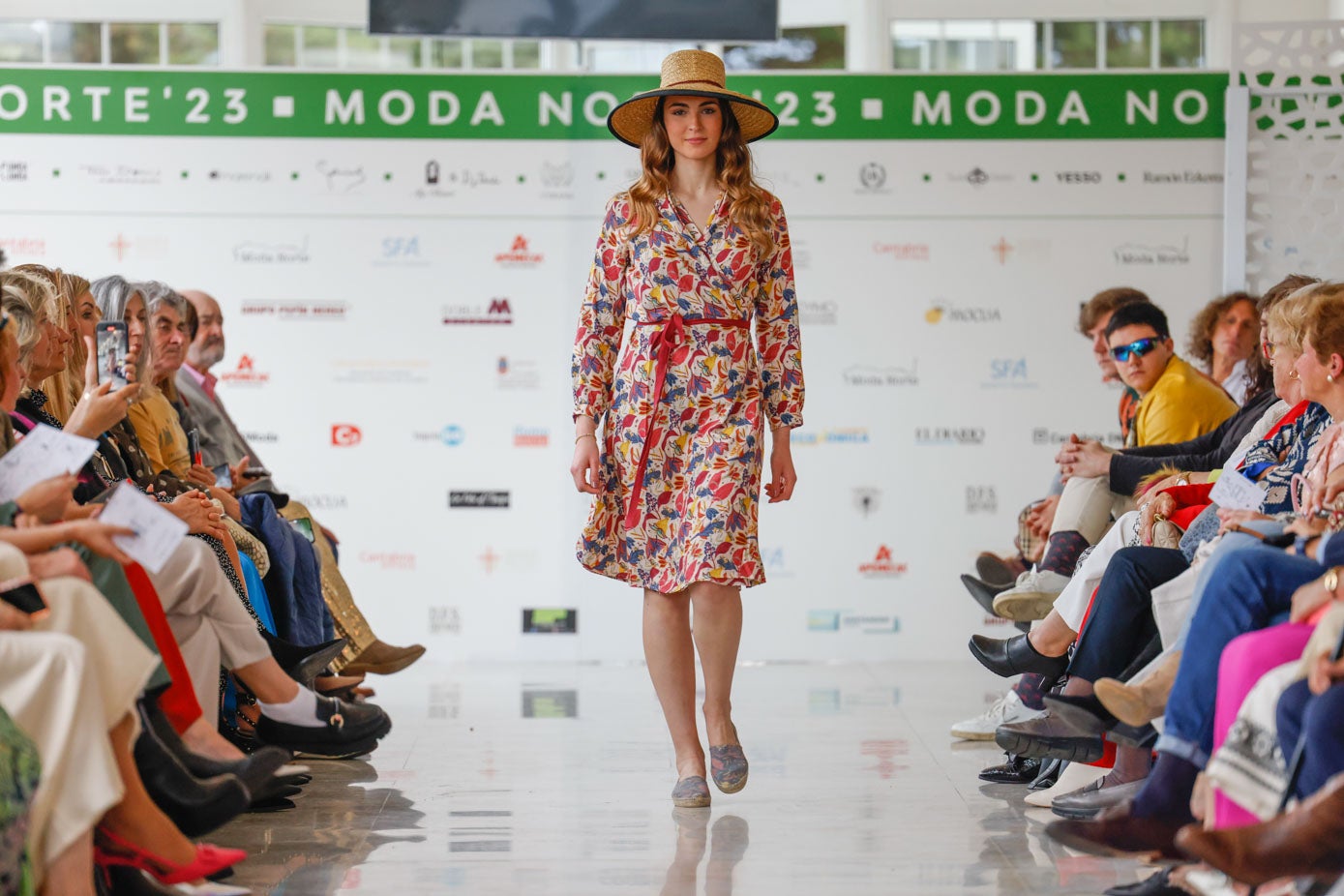 La modelo Violeta de la Maza con vestido primaveral de 'Amarenak'.