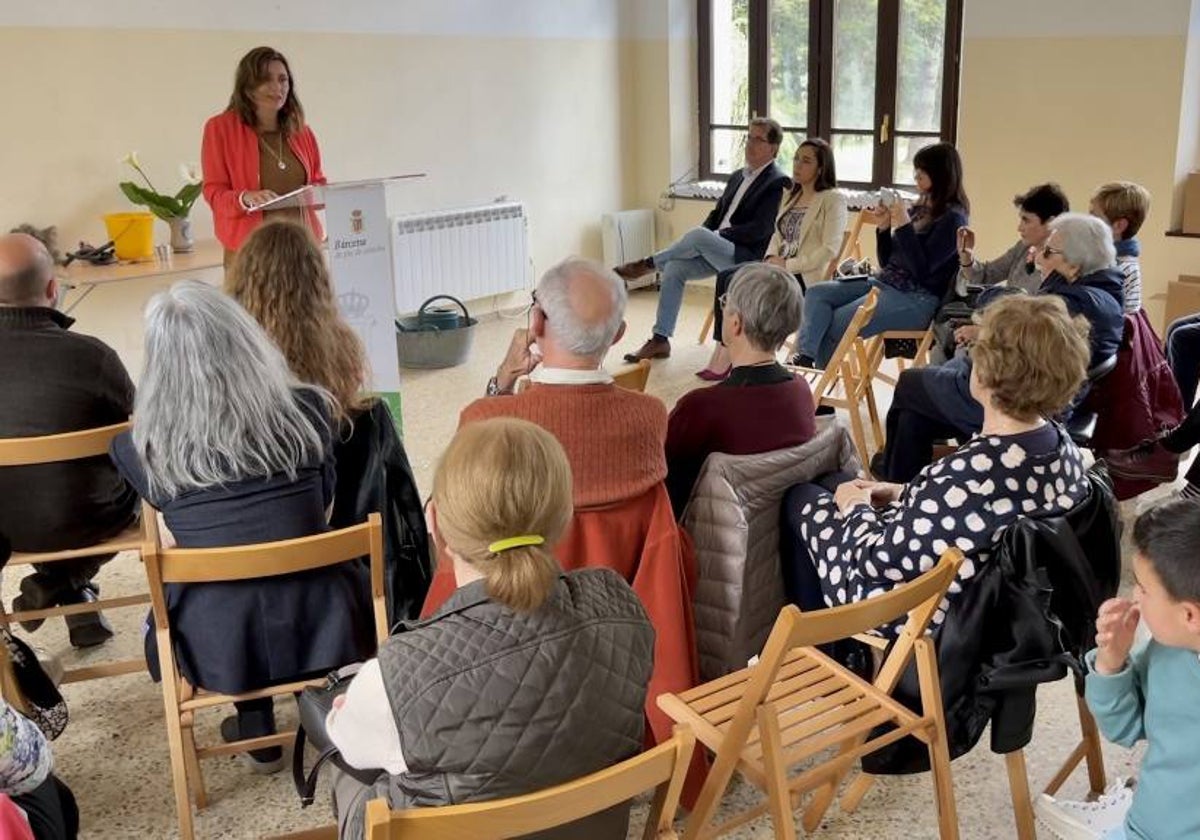 La escuela de Bárcena acogió la entrega de premios del certamen de relatos.