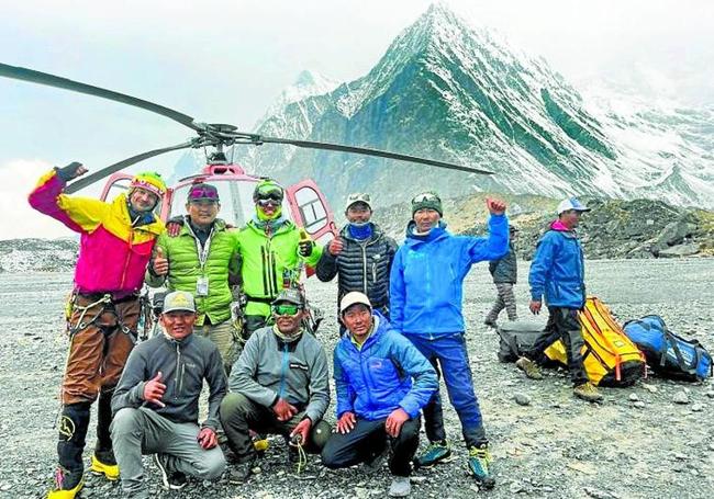 Los ocho integrantes del equipo de rescate saludan tras sacar con vida a Anurag Maloo.