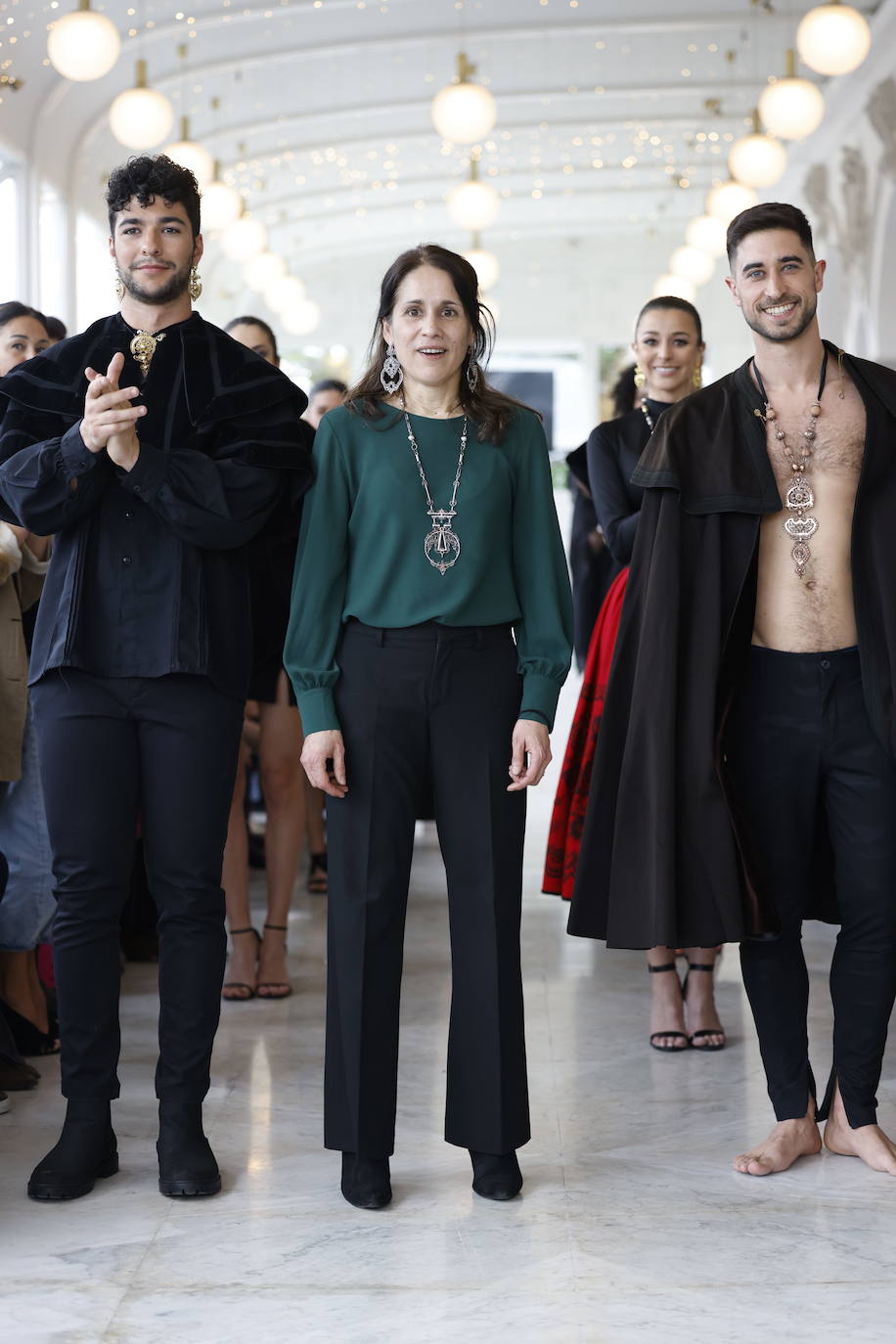 Susi Gesto, en medio, saluda junto a los modelos Marcos Cubo y Lander Gómez, tras su desfile en la pasarela de Moda Norte 2023.