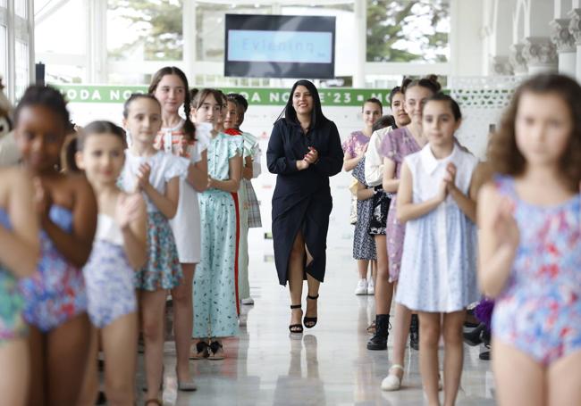 La diseñadora Katherin Barrera saluda al finalizar el desfile de la firma cántabra de moda infantil 'Evlening Kids'.