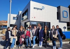 Alumnos durante su visita al centro de Ampros.