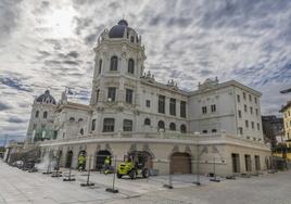 Los operarios trabajan en los últimos detalles de los bajos del Casino, una serie de actuaciones que ya están a punto de finalizar.