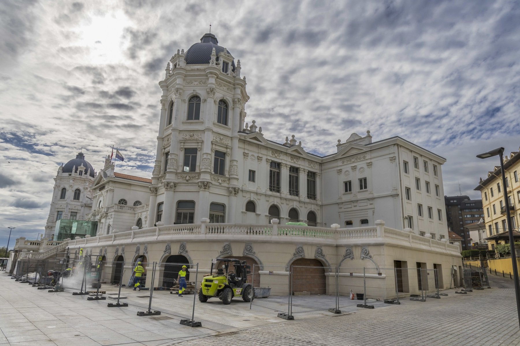 Los operarios trabajan en los últimos detalles de los bajos del Casino, una serie de actuaciones que ya están a punto de finalizar.