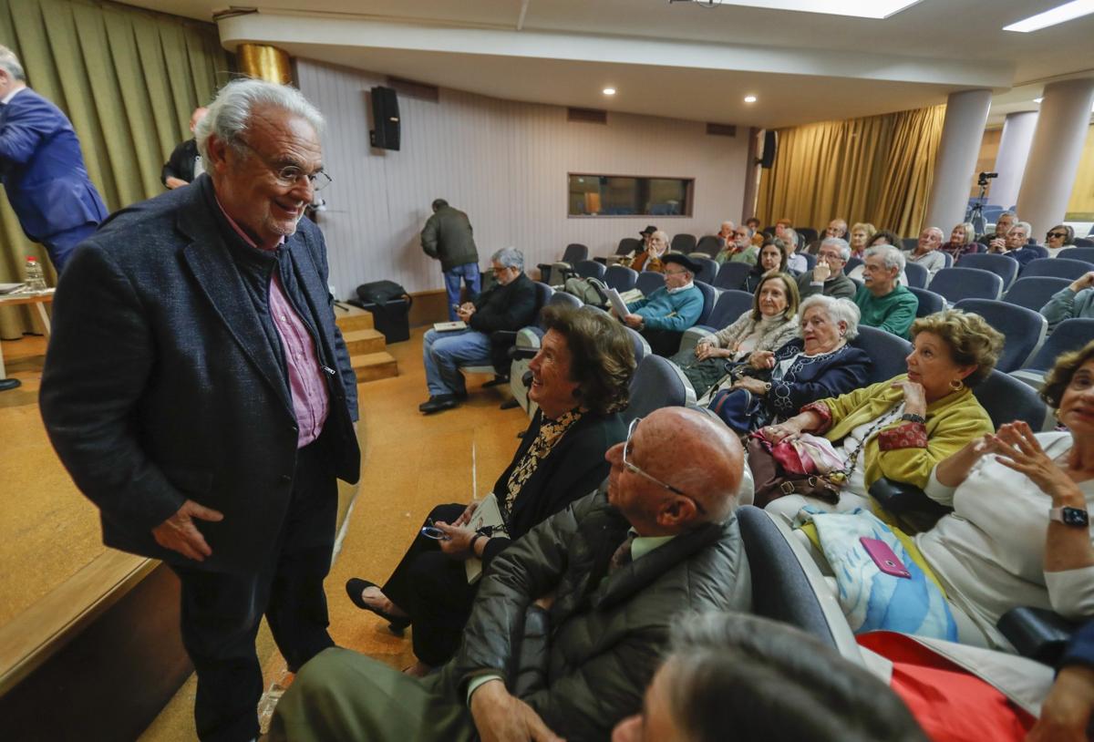 Gutiérrez Aragón conversa con los asistentes a la presentación de 'Oriente' en el Ateneo de Santander.