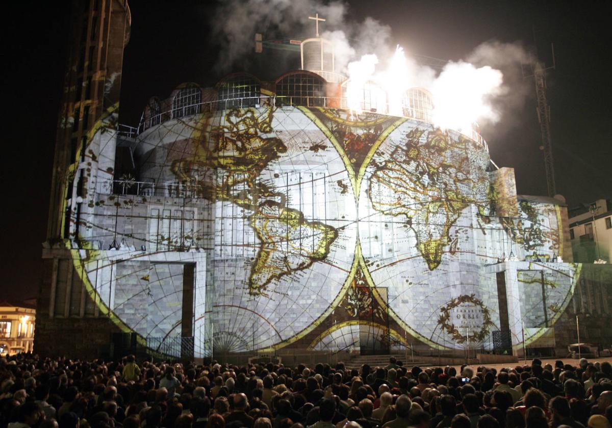 Proyección de luces sobre la Iglesia de la Virgen Grande, en 2006, durante una representación de Xarxa Teatro para el Año Jubilar.