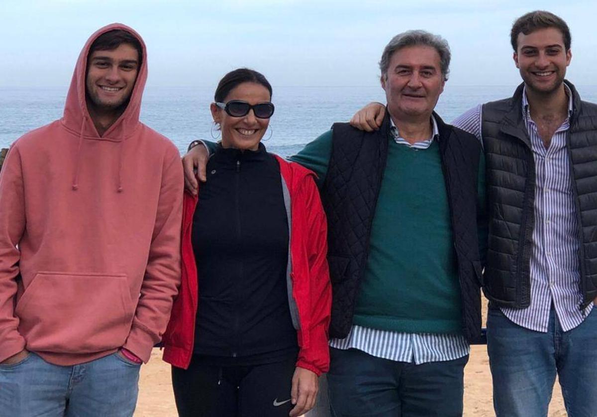 Fernando, en el centro, junto a su mujer y sus hijos.