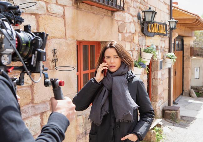 Pilar López de Ayala conversa por teléfono durante una de las escenas rodadas en Argüeso.