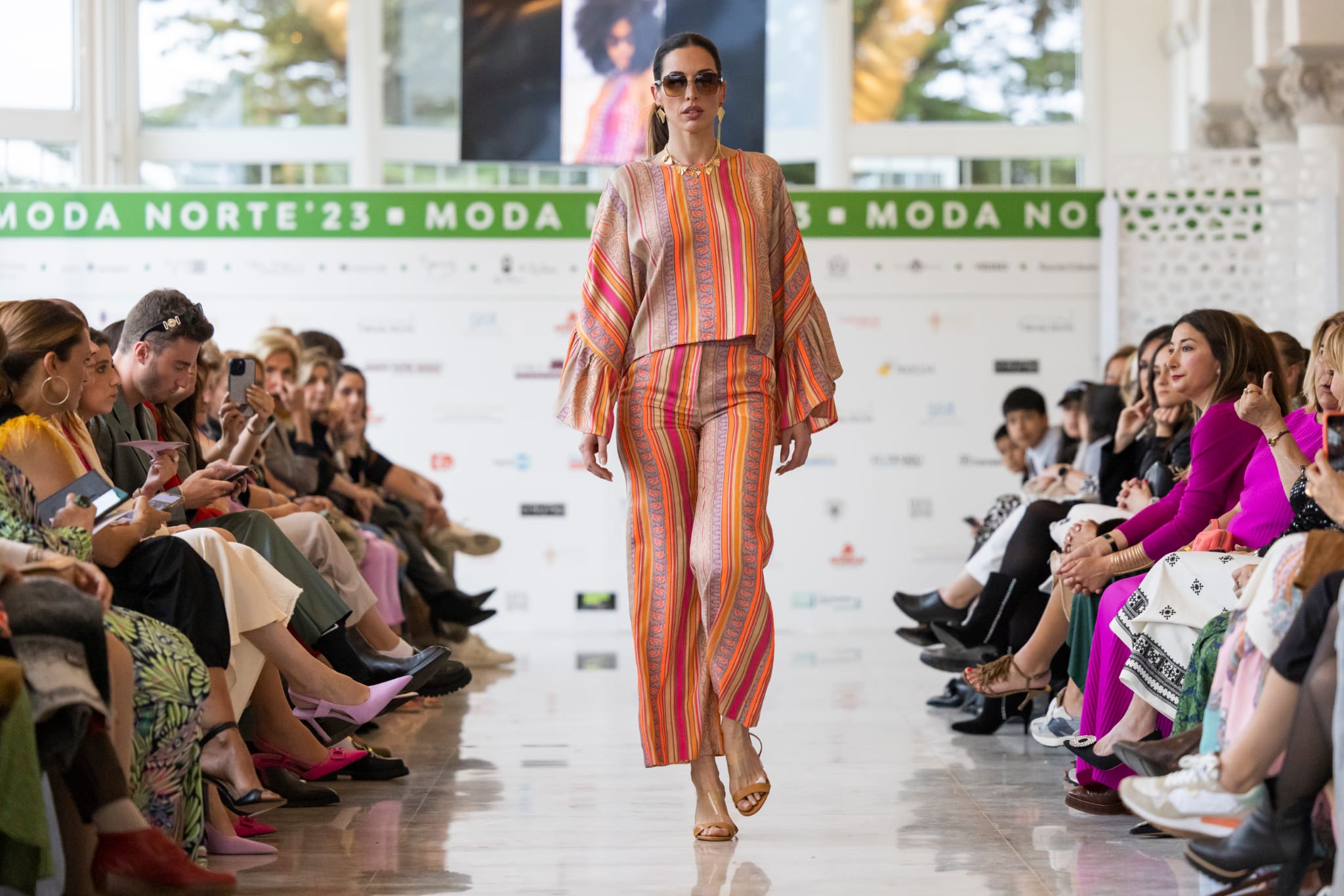 Lucila Fernández con un conjunto de Cyrana durante la segunda jornada de Moda Norte en el Hotel Real.