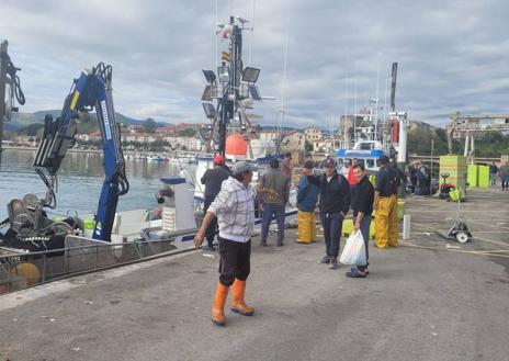 Imagen secundaria 1 - El barco Novo Xoel, llegando al puerto de San Vicente sobre las diez de la mañana, horas después del accidente.