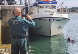 Buzos de la Guardia Civil inspeccionaron el casco del barco una vez en el puerto.