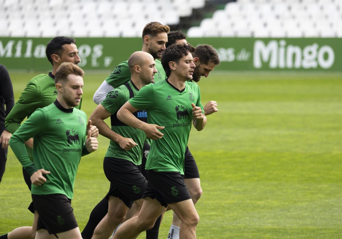 Los jugadores del Racing realizan carrera continua en la sesión de ayer en los Campos de Sport.