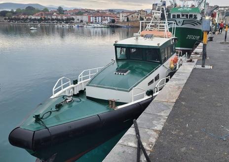 Imagen secundaria 1 - El Novo Xoel permanecía esta mañana atracado en el Puerto de San Vicente de la Barquera, donde también se encontraba una embarcación de la Guardia Civil.