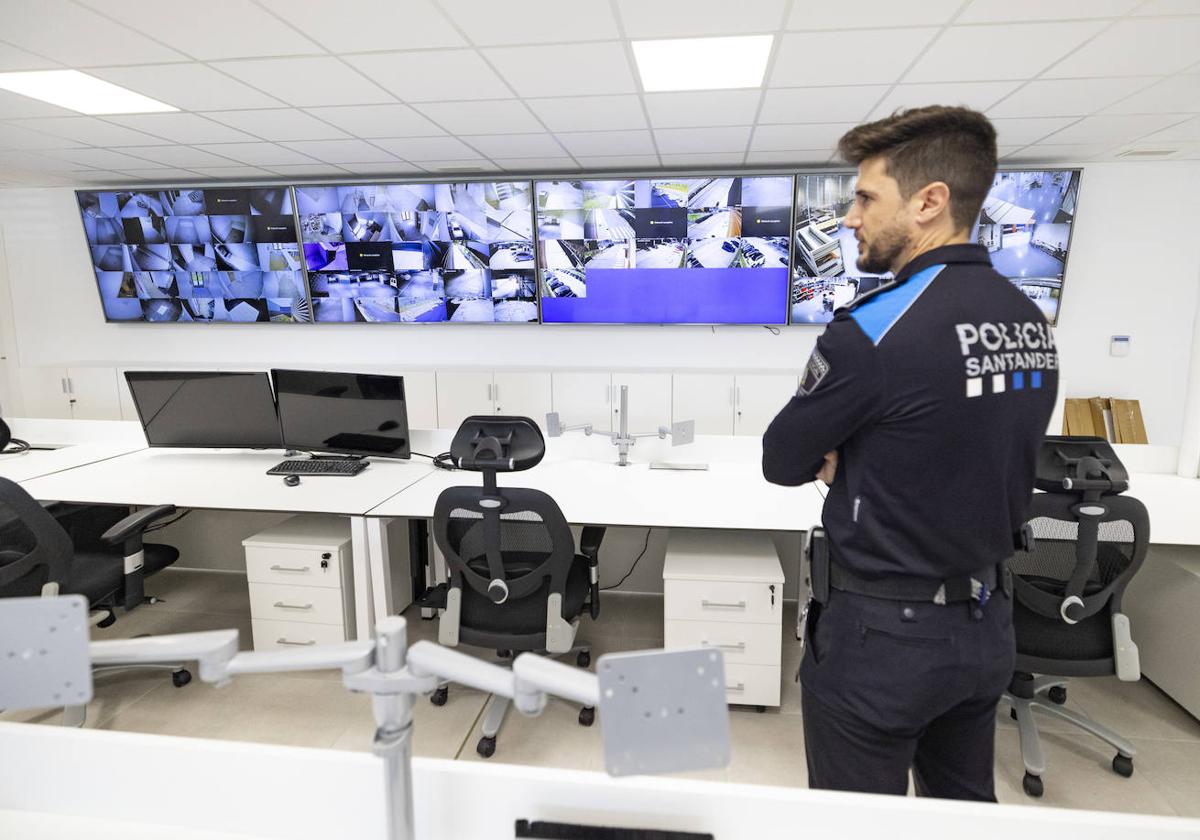 Un agente, en las nuevas instalaciones de la Policía Local en Camarreal.