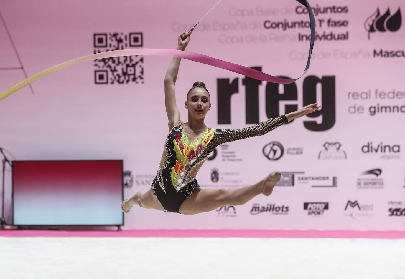 Las gimnastas desplegaron sus habilidades sobre el tapiz de La Ballena.