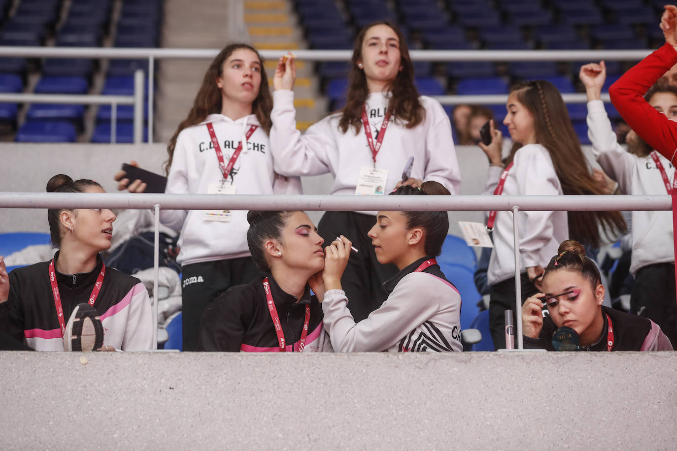 Las gimnastas se terminan de acicalar antes de cada número.