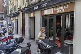 El restaurante Burro Canaglia, en la calle Hernán Cortes, en Santander, el pasado 26 de abril cuando retiraron las plantas de plástico.