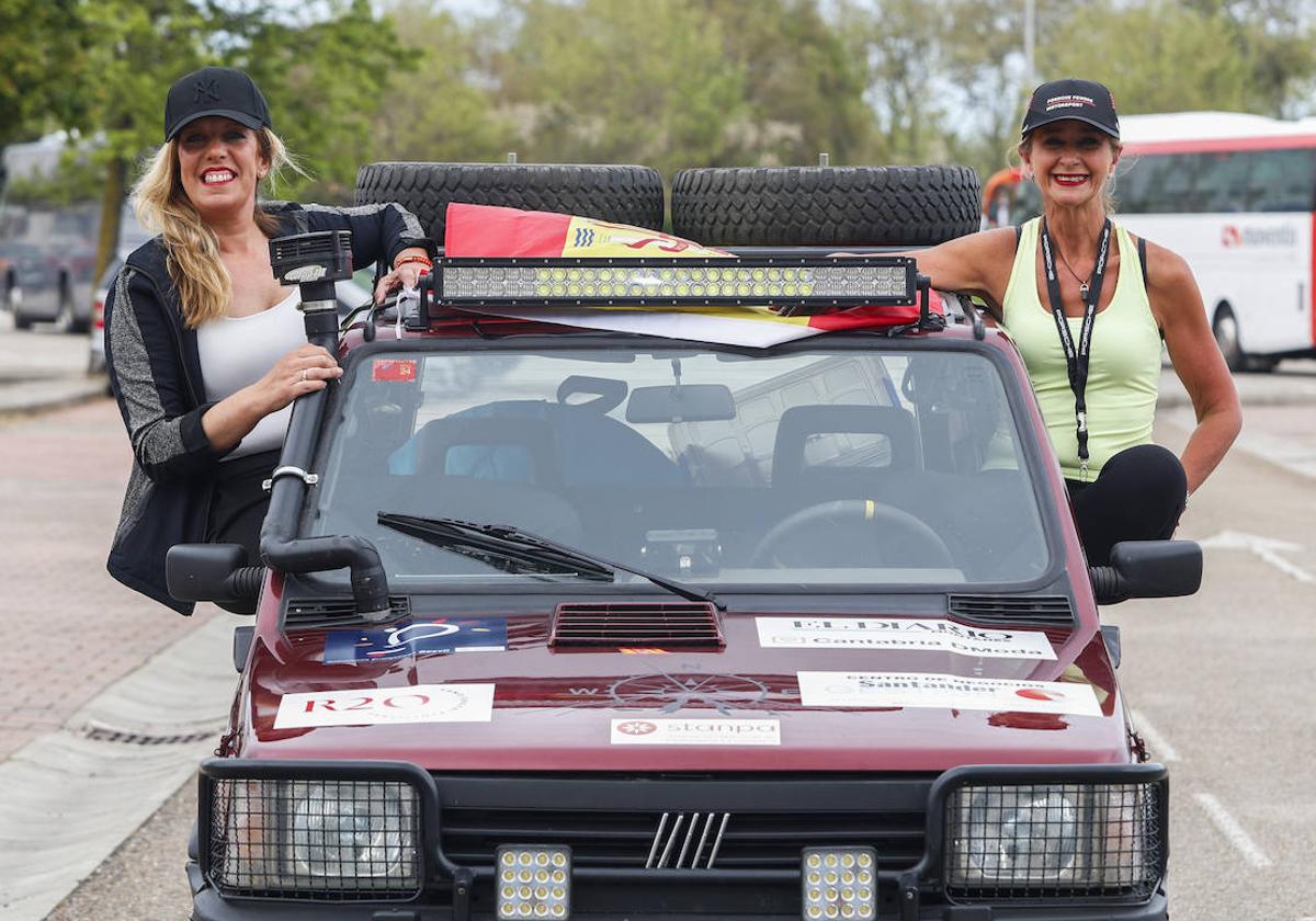 Laura Obispo de la Sota y Eva Fernández Cobo, ayer, en Santander junto al coche con el que participarán en la Panda Raid.