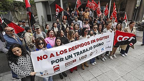Los trabajadores de Digitex se concentran mientras su comité negocia