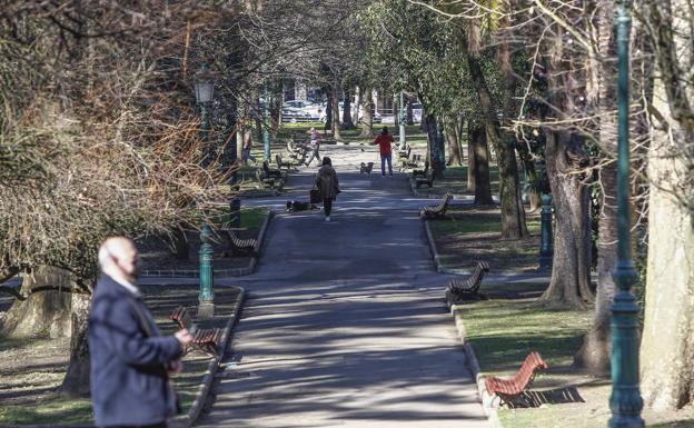 Vecinos caminan por el parque Manuel Barquín en estampa habitual de la zona.