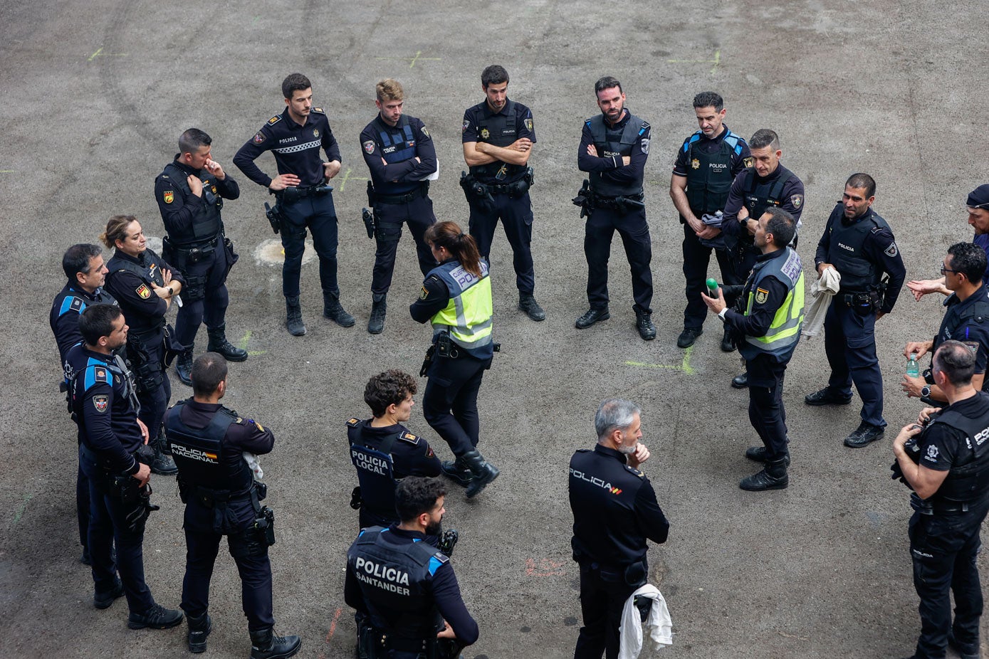 Agentes, procedentes de diferentes municipios, atienden antes de la simulación.