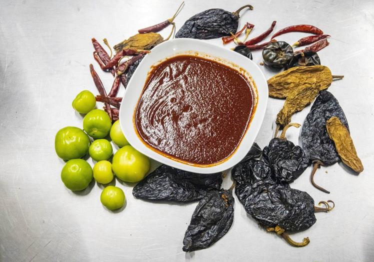 En Agave Azul utilizan sus propios chiles para elaborar las clásicas salsas mexicanas.