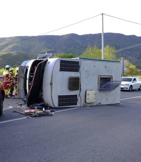 Imagen secundaria 2 - Vuelca una autocaravana en Ruente y el conductor sale ileso