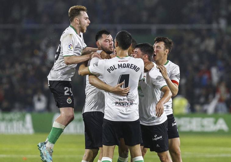 Los jugadores del Racing celebran el gol de Roko Baturina, que dio la victoria al equipo verdiblanco.