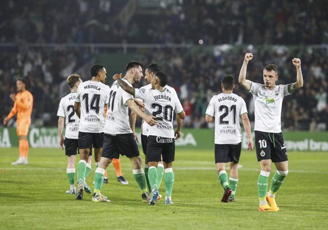 Los jugadores celebran la victoria.