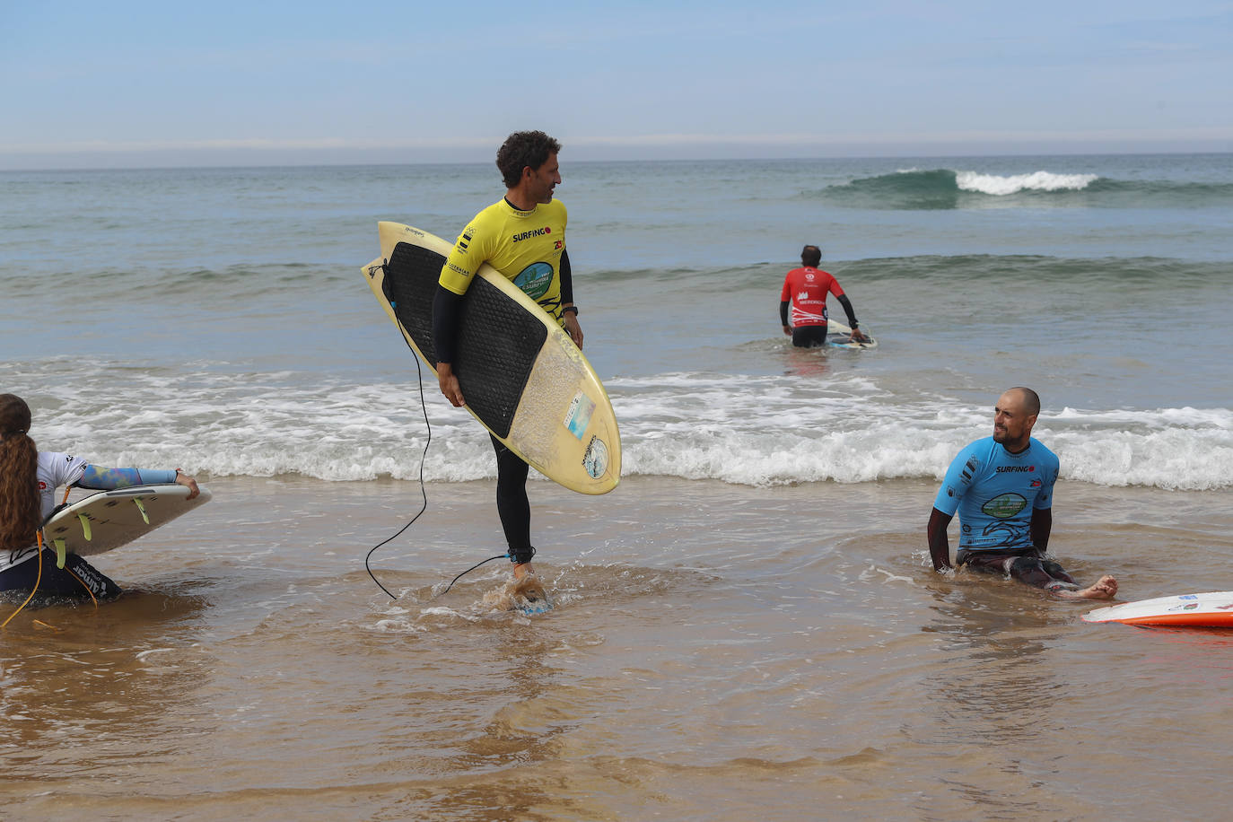 El mar ha ofrecido en alguno de estos días condiciones ideales en Somo para la práctica del surf.