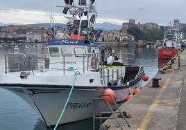 El pesquero en el que faenaba el marinero desaparecido, atracado en San Vicente.