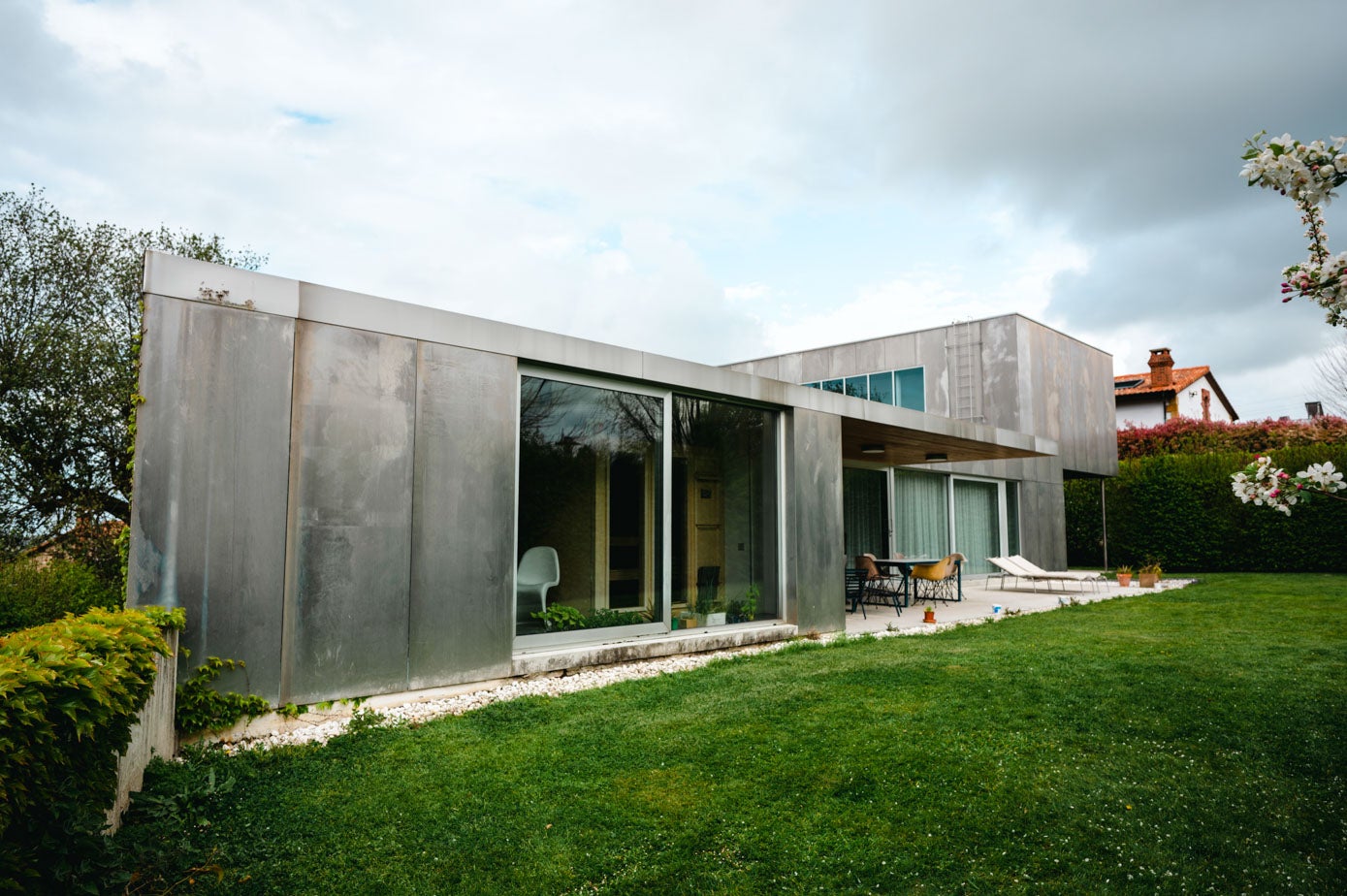 Antes del porche está la sala de la sauna y el jacuzzi.