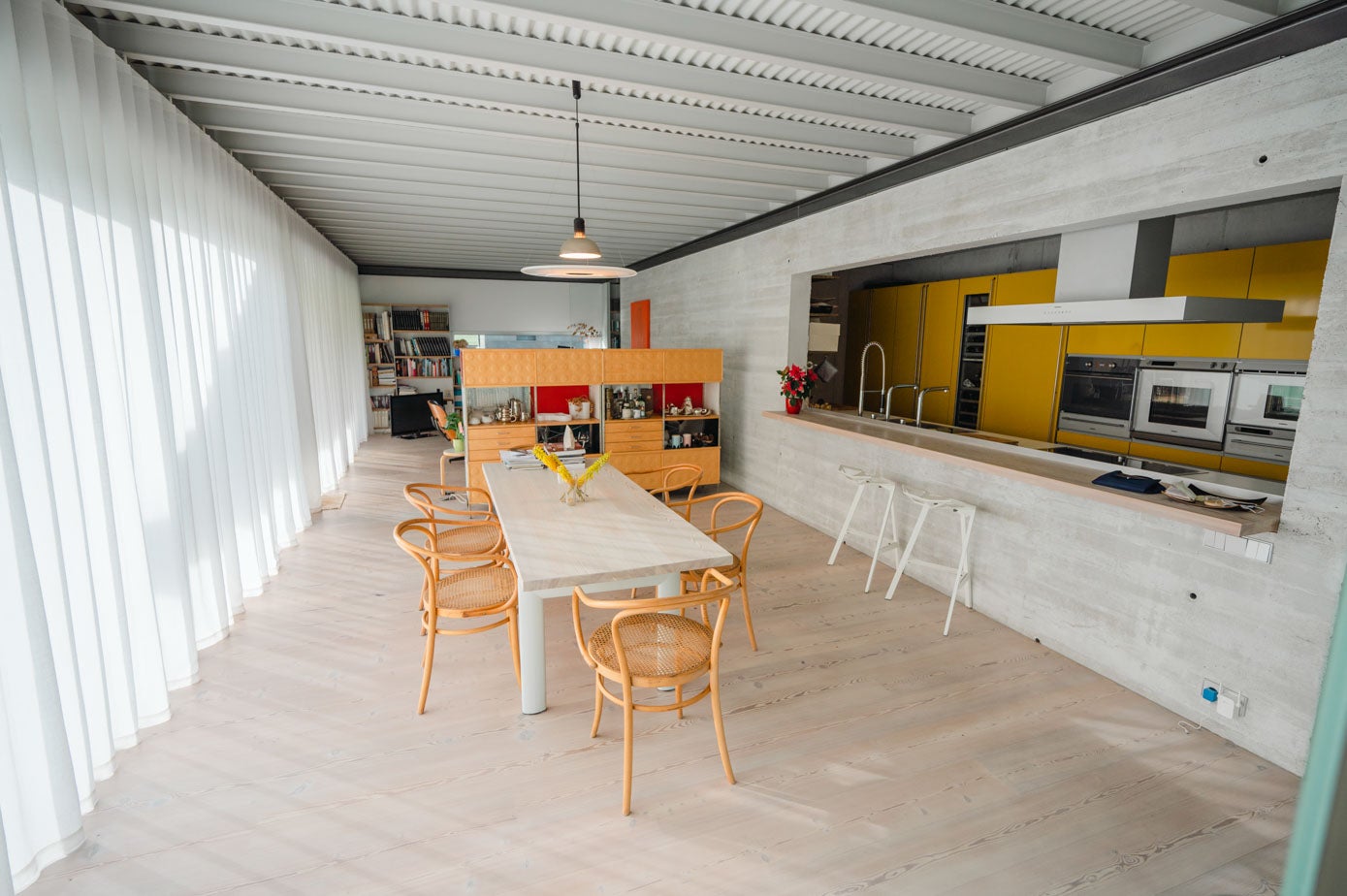 La cocina queda abierta al comedor, con el salón al fondo.