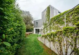 Vista de la planta baja, que da acceso al estudio, con la escalera que sube al primer piso, donde se halla la vivienda familiar.