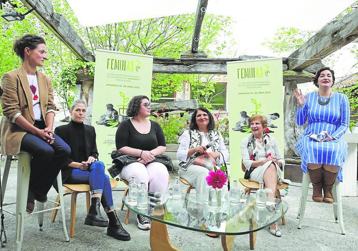 A la izquierda, Irene Rodríguez (Bodega Hortanza), en una mesa redonda con otras mujeres que han sido premiadas por su actividad.