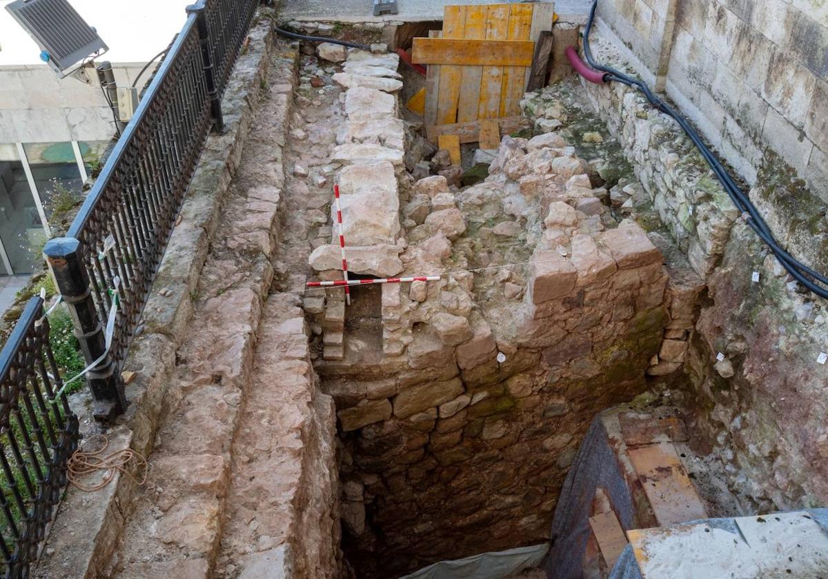 La muralla descubierta durante los trabajo de excavación en Los Azogues.