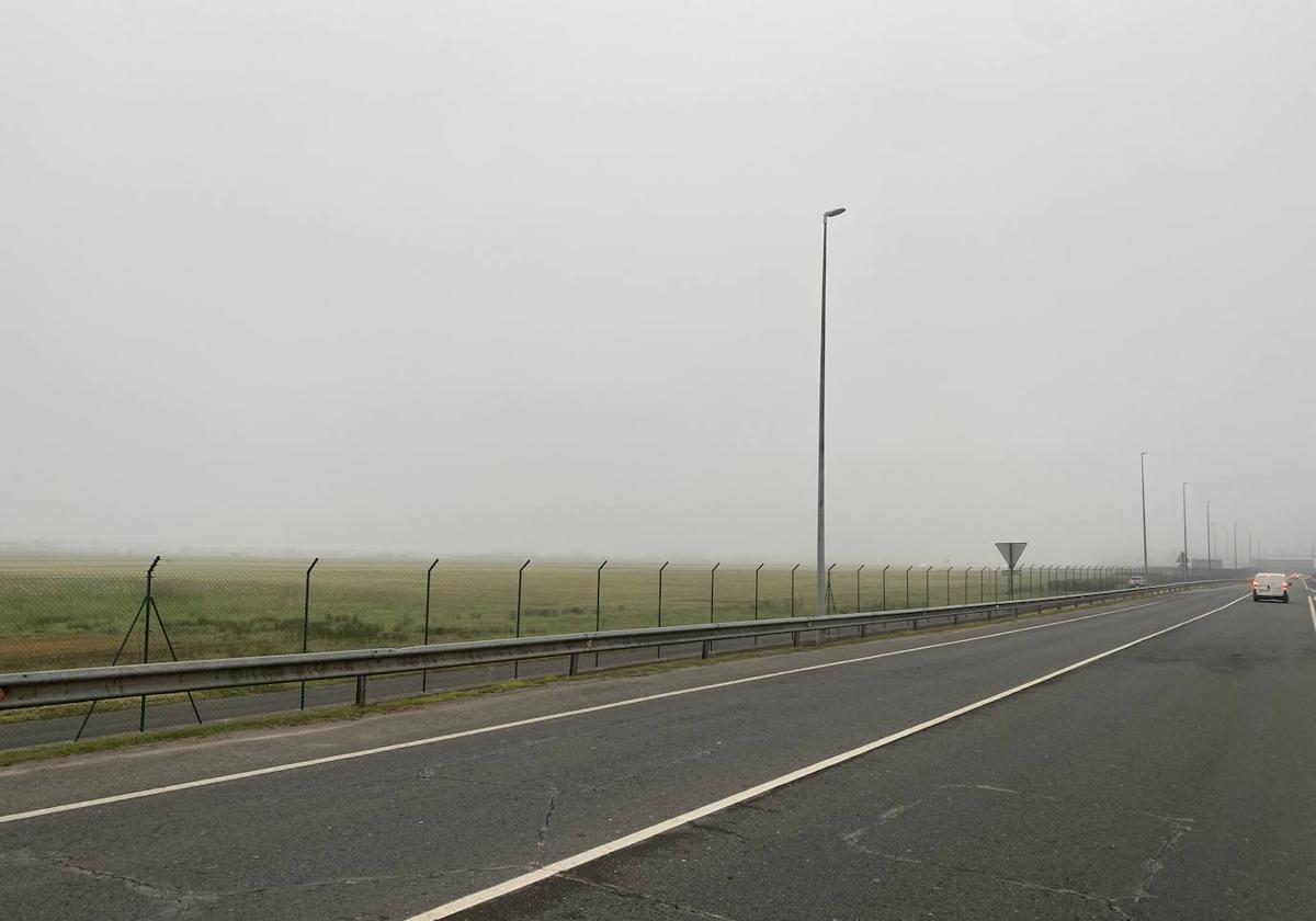 La niebla está instalada en el aeropuerto desde primera hora de la mañana.