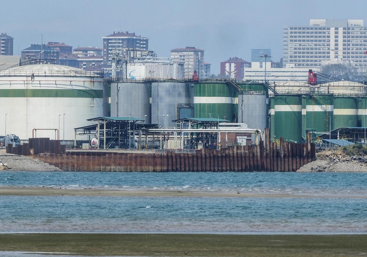 Estado actual de los trabajos en el futuro Muelle 9 de Raos, que en mayo acogerá los cajones que le darán forma.