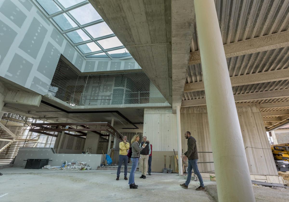 Visita del concejal de Fomento, César Díaz, a las obras del Centro Cívico de Cueto