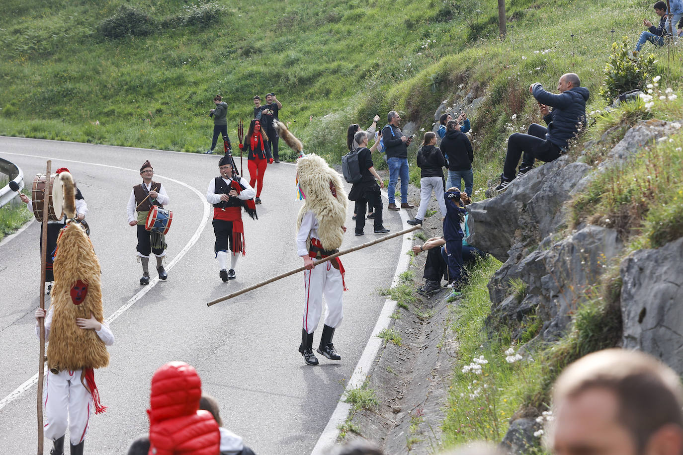 Las agrupaciones interactuaban con los asistentes al desfile, durante la bajada.