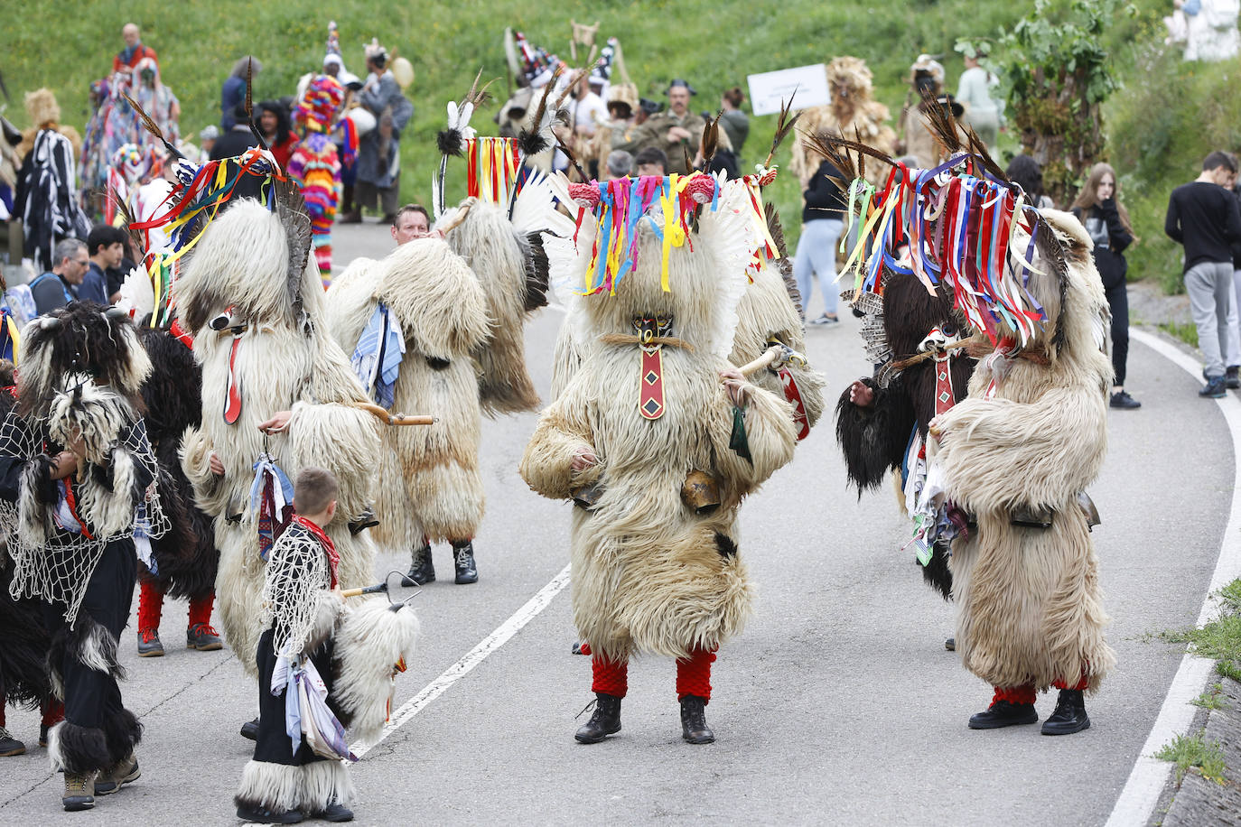 Otros de los espectaculares trajes del grupo esloveno durante el desfile en Puente Viesgo. 