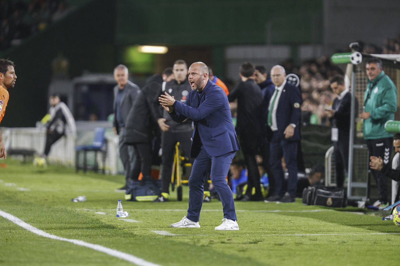 José Alberto siguió con tensión el partido desde la banda.