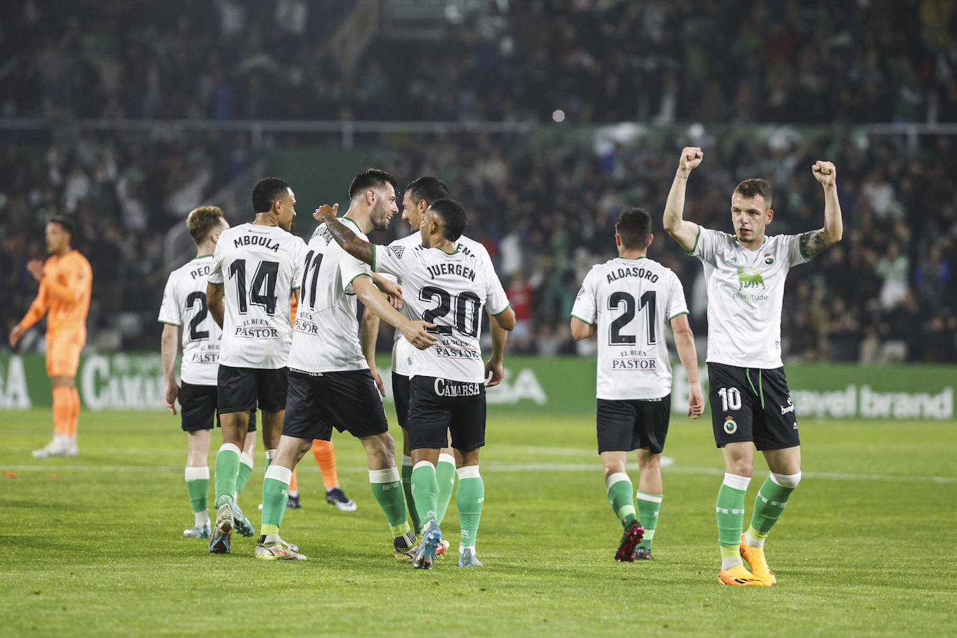 Íñigo Vicente, asistente en el gol, levanta los brazos después de que Baturina marcara.