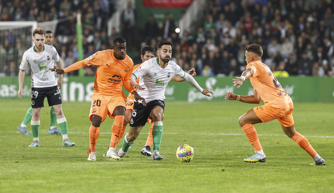 Rubén Alves, poco antes de su lesión, con Peque en segundo plano..