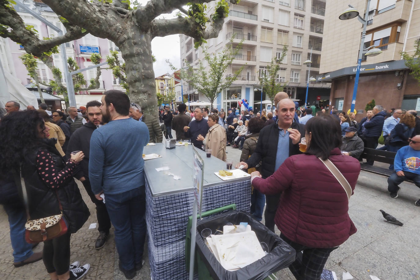 Visitantes degustando bocartes rebozados en las inmediaciones de la carpa de la plaza de San Antonio. 