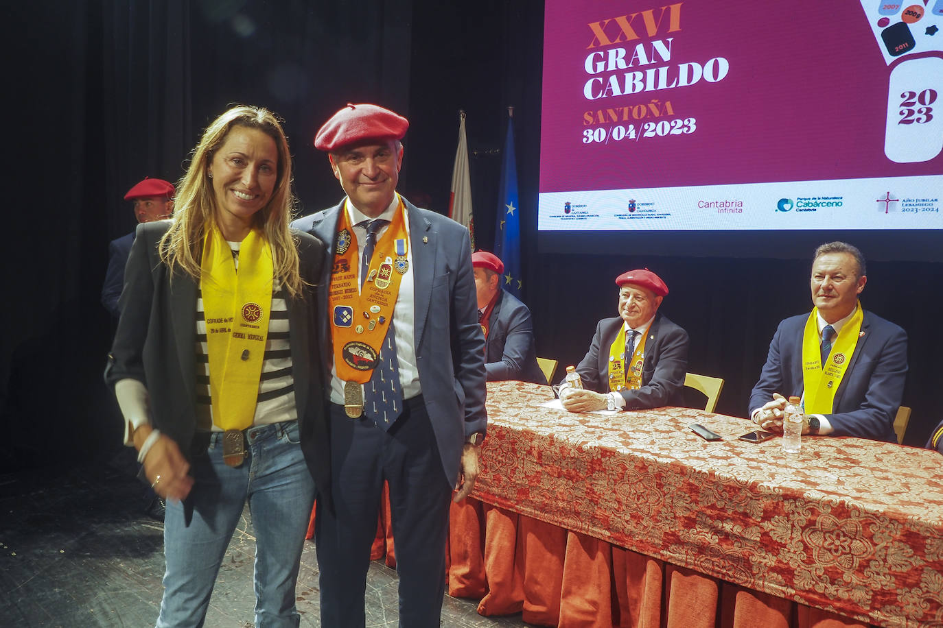 Gemma Mengual ha recibido la banda de Cofrade de Honor de manos del cofrade, Fernando Andonegui, en el escenario del Teatro Liceo.