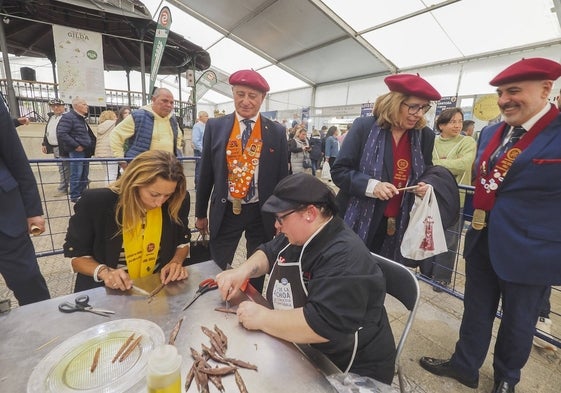 Gemma Mengual aprende a limpiar un filete de anchoa con la sobadora santoñesa