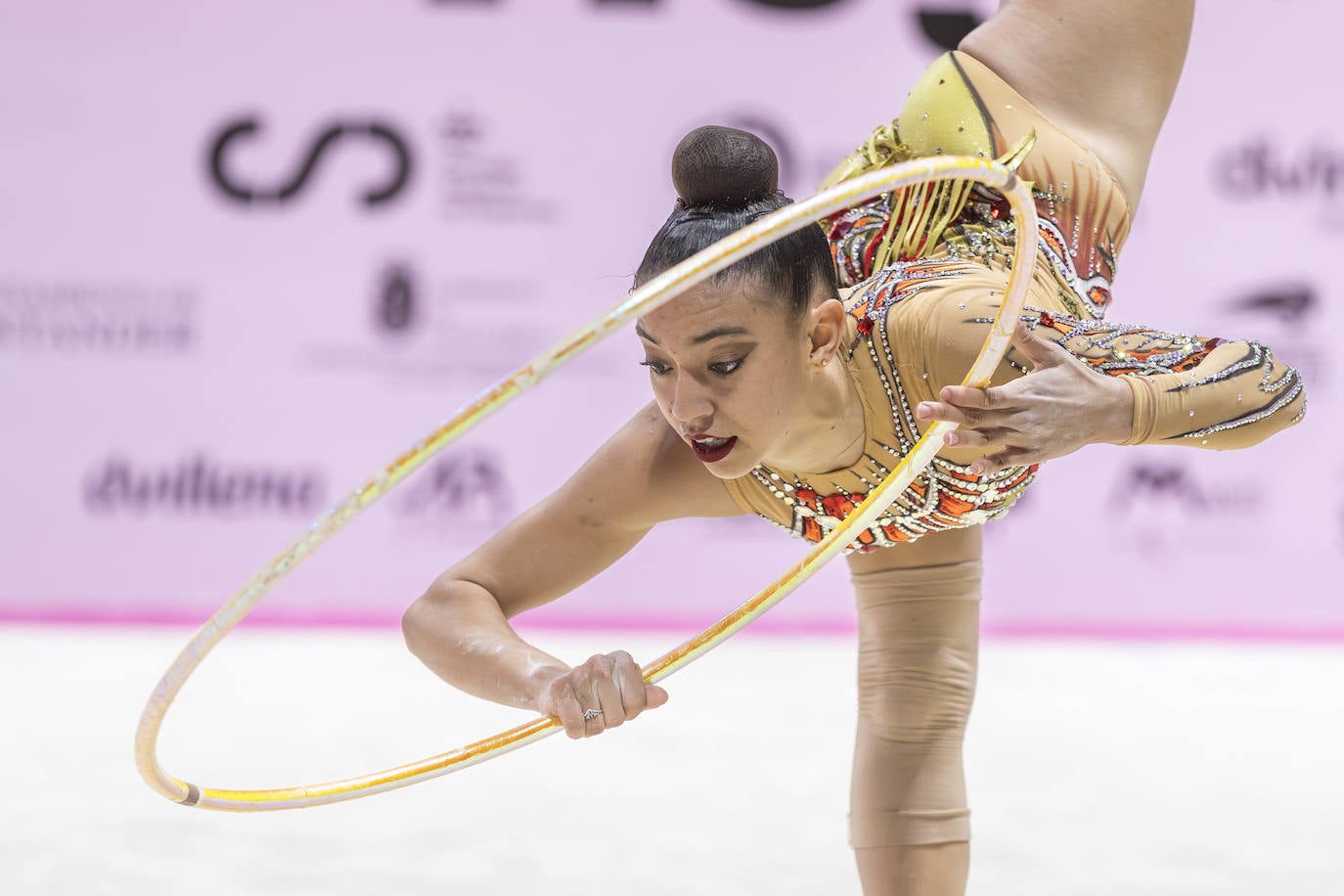 El equilibrio sobre el tapiz es uno de los aspectos fundamentales para una gimnasta.