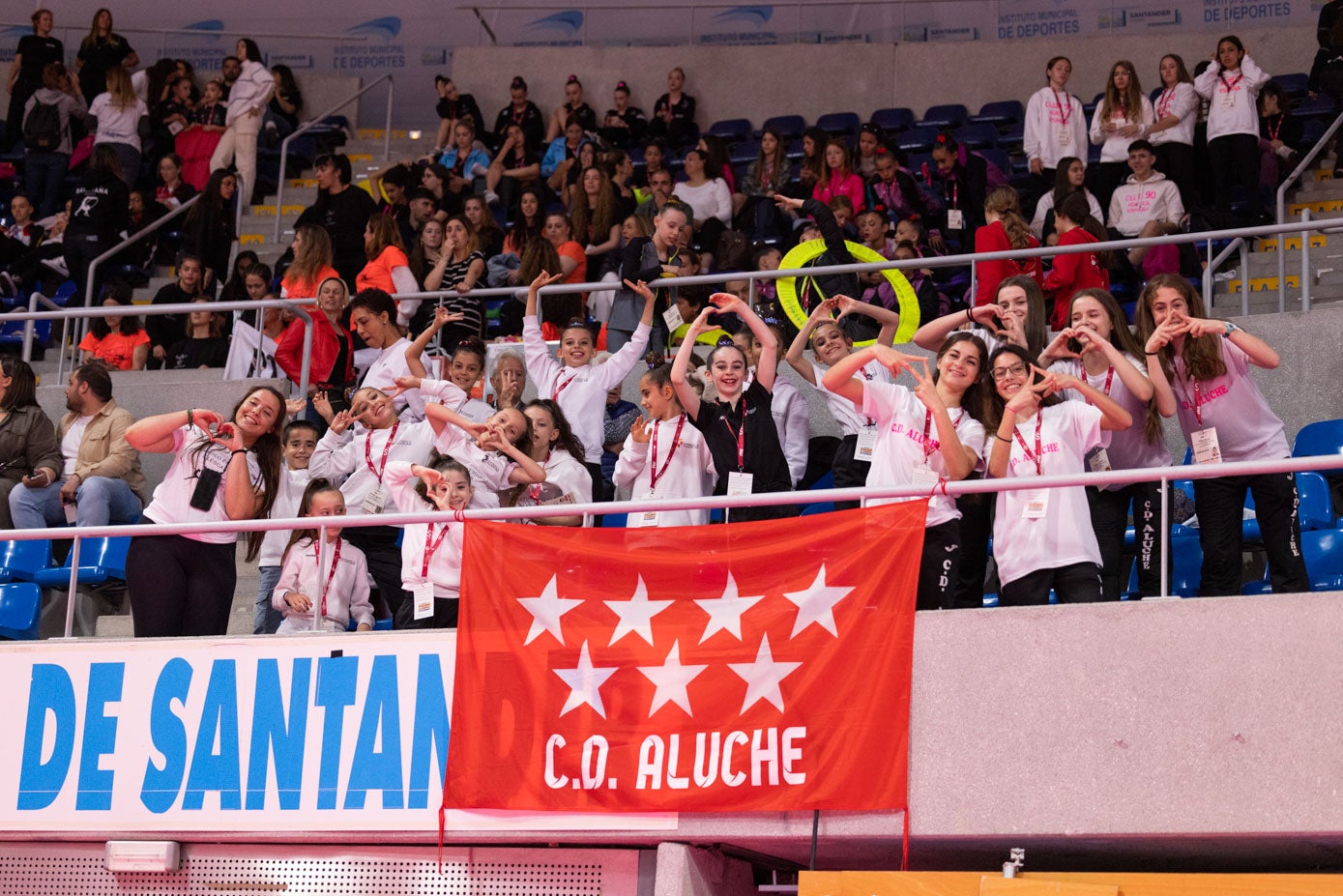 El campeonato ha traído a gimnastas, clubes y aficionados de todas partes de España. Ese grupo viene de Madrid.